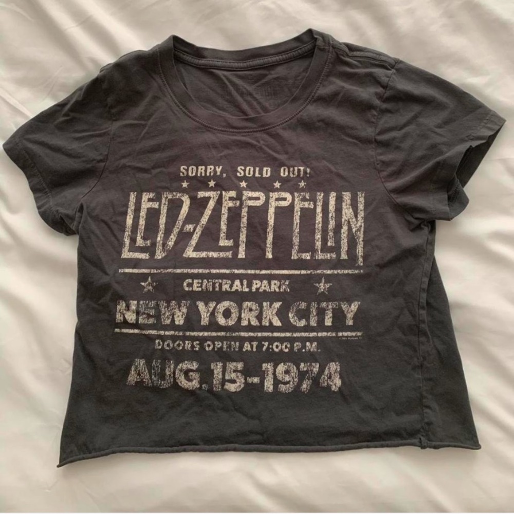 Led Zeppelin baby tee🪩🎸💋
worn a few times
